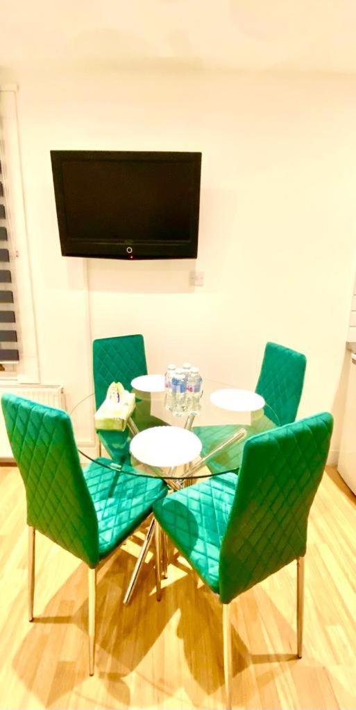 One Bedroom Queen's Park In Apartament Londra
