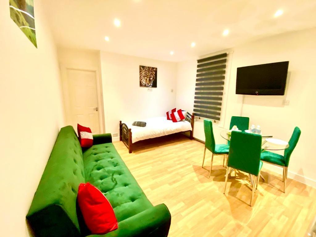 Apartament One Bedroom Queen's Park In *