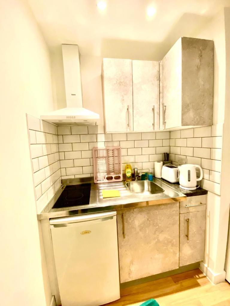 One Bedroom Queen's Park In Apartament *