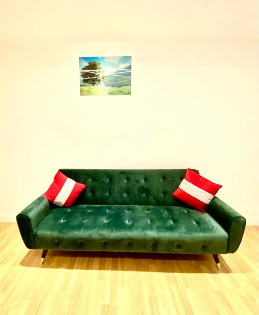 One Bedroom Queen's Park In Apartament Londra